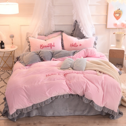 91家纺网 家纺一手货源 找家纺 欧冠2019水晶绒宝宝绒花边款和毛巾绣款四件套毛巾绣-粉灰