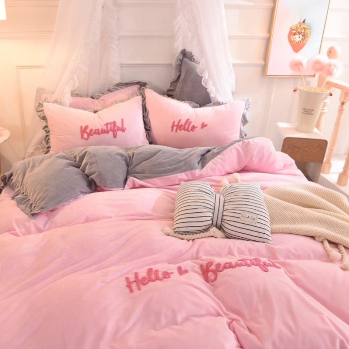 91家纺网 家纺一手货源 找家纺 绒世界 秋冬绒款花边款和毛巾绣四件套床单款 毛巾绣-粉灰