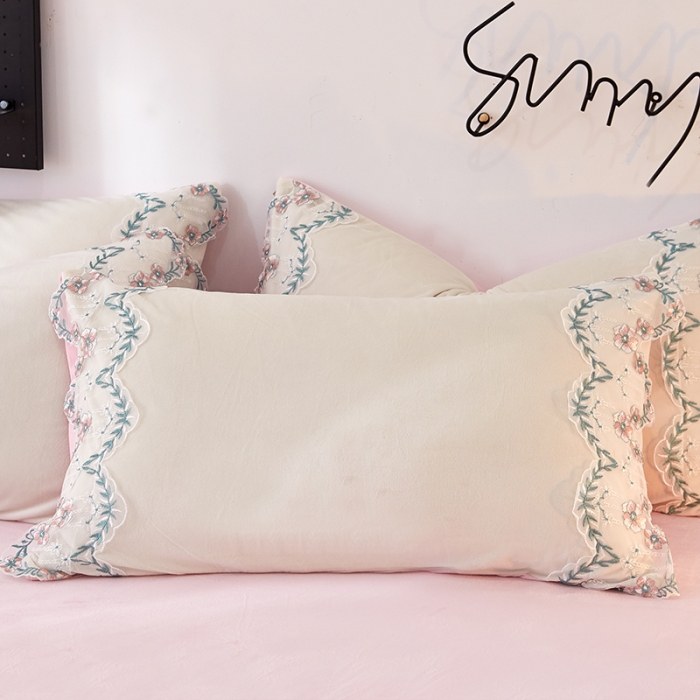 91家纺网 家纺一手货源 找家纺 绒世界 秋冬绒款花边款和毛巾绣四件套床裙款 花边款-白粉