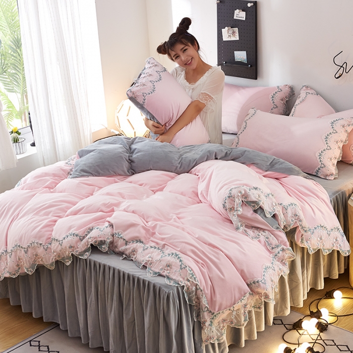 91家纺网 家纺一手货源 找家纺 绒世界 秋冬绒款花边款和毛巾绣四件套床裙款 花边款-粉灰