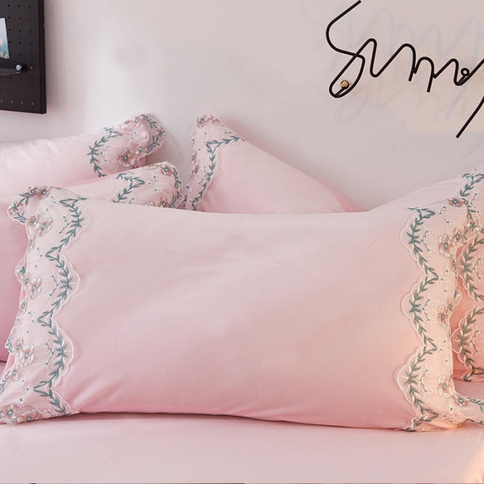 91家纺网 家纺一手货源 找家纺 绒世界 秋冬绒款花边款和毛巾绣四件套床裙款 花边款粉色