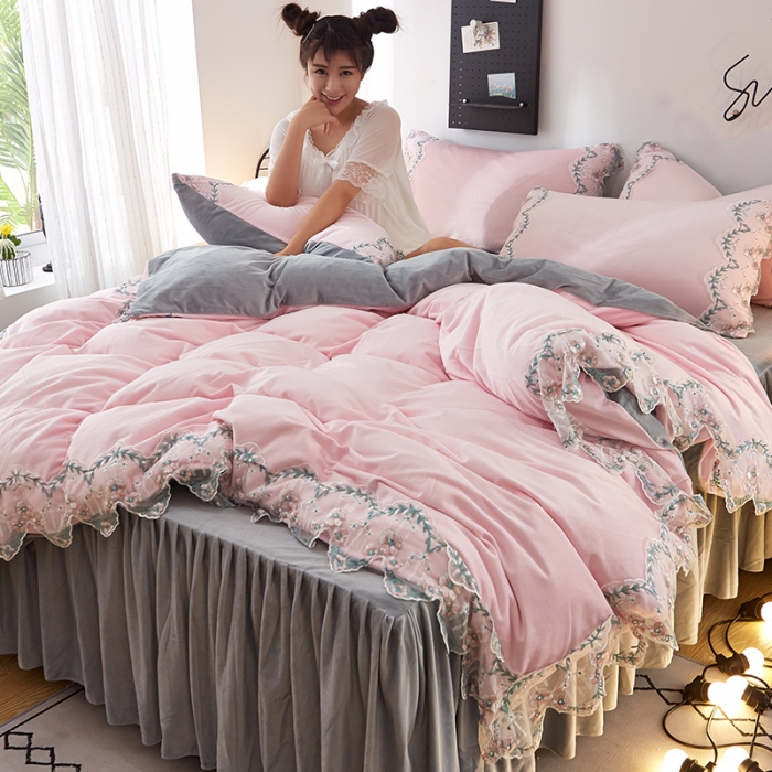 91家纺网 家纺一手货源 找家纺 绒世界 秋冬绒款花边款和毛巾绣四件套床裙款 花边款-粉灰