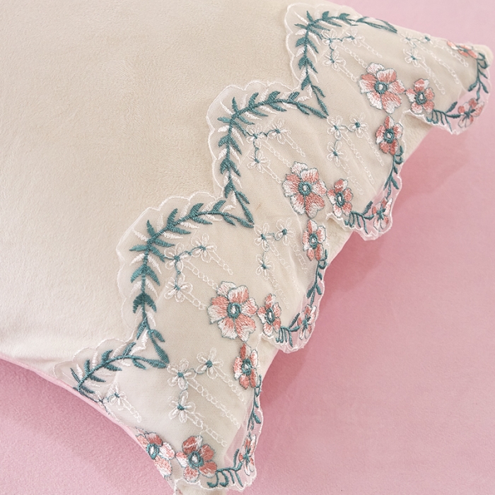 91家纺网 家纺一手货源 找家纺 绒世界 秋冬绒款花边款和毛巾绣四件套床裙款 花边款-白粉