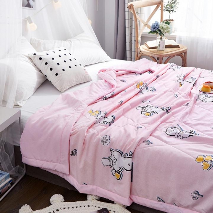 91家纺网 家纺一手货源 找家纺 小燕燕家纺 2021新款水洗棉夏被空调被 幸运猪粉