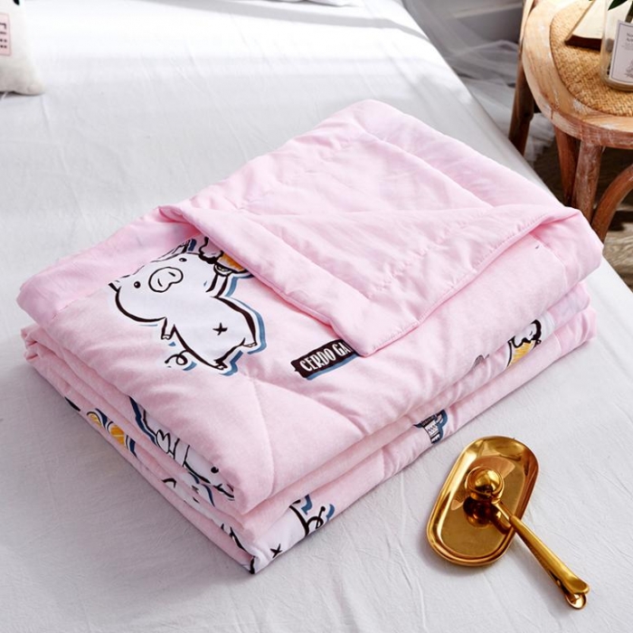 91家纺网 家纺一手货源 找家纺 小燕燕家纺 2021新款水洗棉夏被空调被 幸运猪粉