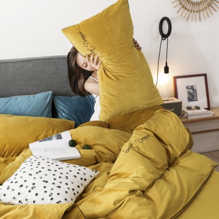 91家纺网 家纺一手货源 找家纺 爱缦 2019新款水晶绒丽丝绒绣花工艺款四件套 芥末黄