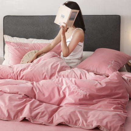 91家纺网 家纺一手货源 找家纺 爱缦 2019新款水晶绒丽丝绒绣花工艺款四件套 浪漫粉