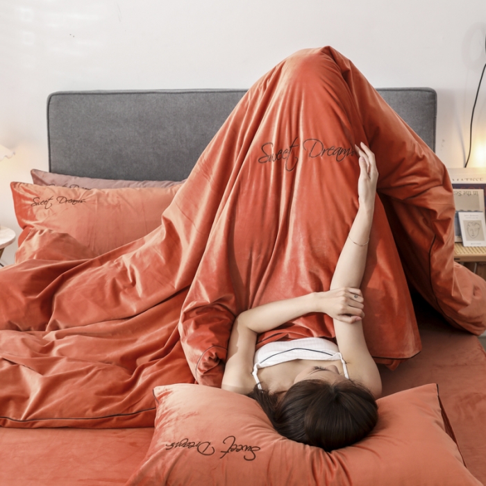 91家纺网 家纺一手货源 找家纺 爱缦 2019新款水晶绒丽丝绒绣花工艺款四件套 椰棕红