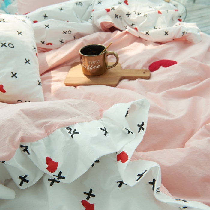 91家纺网 家纺一手货源 找家纺 淑女公社 毛巾绣水洗棉四件套床裙款 遇见-甜心粉