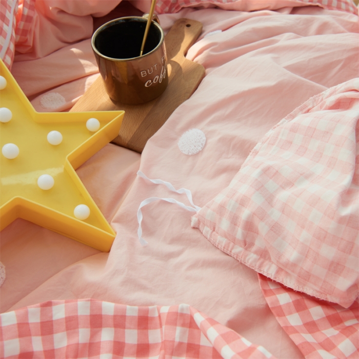 91家纺网 家纺一手货源 找家纺 淑女公社 毛巾绣水洗棉四件套床裙款 遇见-圆点粉白格