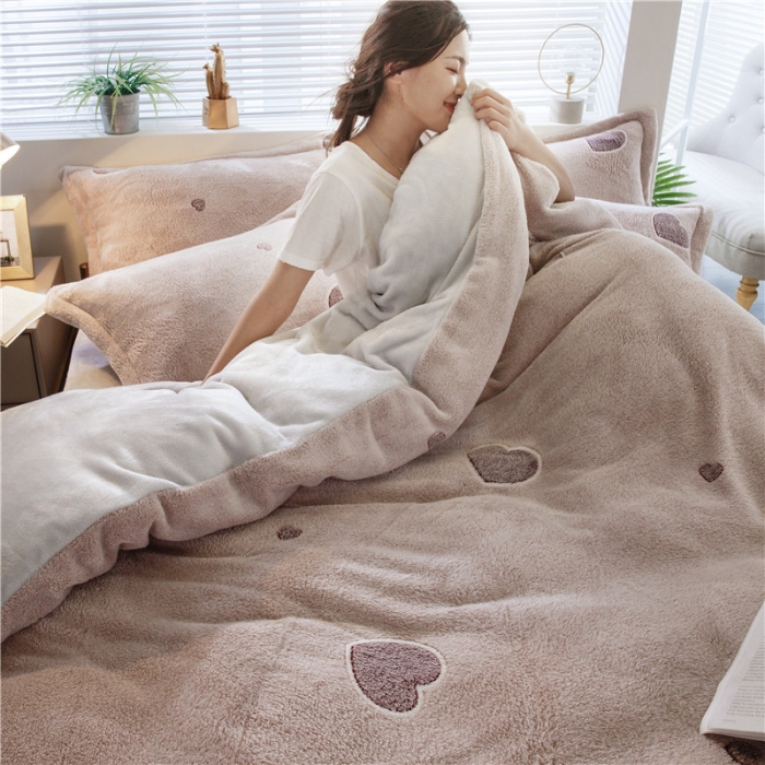 91家纺网 家纺一手货源 找家纺 佰亿莱 雪花绒四件套 简约爱心