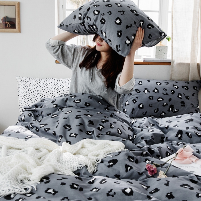 91家纺网 家纺一手货源 找家纺 怡家居 2019全棉斜纹印花小清新四件套 模拍图 豹纹