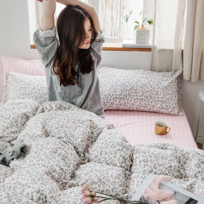 91家纺网 家纺一手货源 找家纺 怡家居 2019全棉斜纹印花小清新四件套 模拍图 豹纹-粉