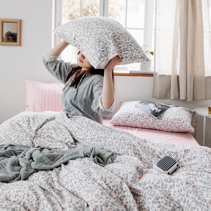 91家纺网 家纺一手货源 找家纺 怡家居 2019全棉斜纹印花小清新四件套 模拍图 豹纹-粉