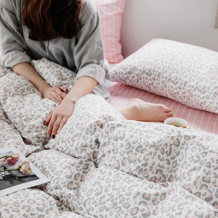 91家纺网 家纺一手货源 找家纺 怡家居 2019全棉斜纹印花小清新四件套 模拍图 豹纹-粉