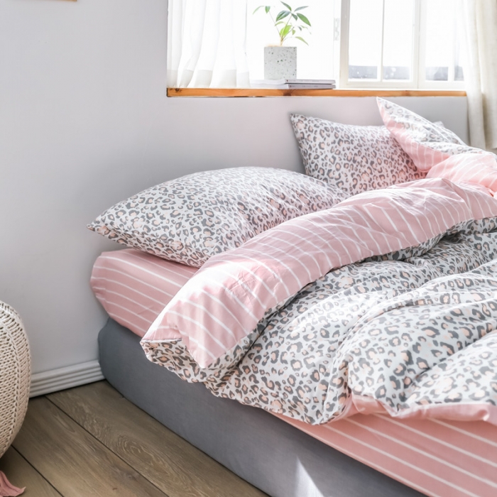 91家纺网 家纺一手货源 找家纺 怡家居 2019全棉斜纹印花小清新四件套 模拍图 豹纹-粉