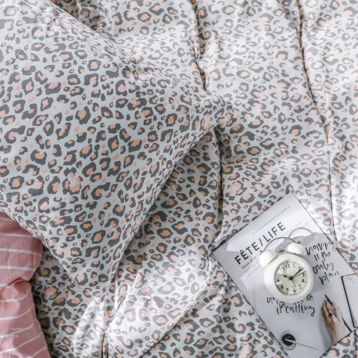 91家纺网 家纺一手货源 找家纺 怡家居 2019全棉斜纹印花小清新四件套 模拍图 豹纹-粉