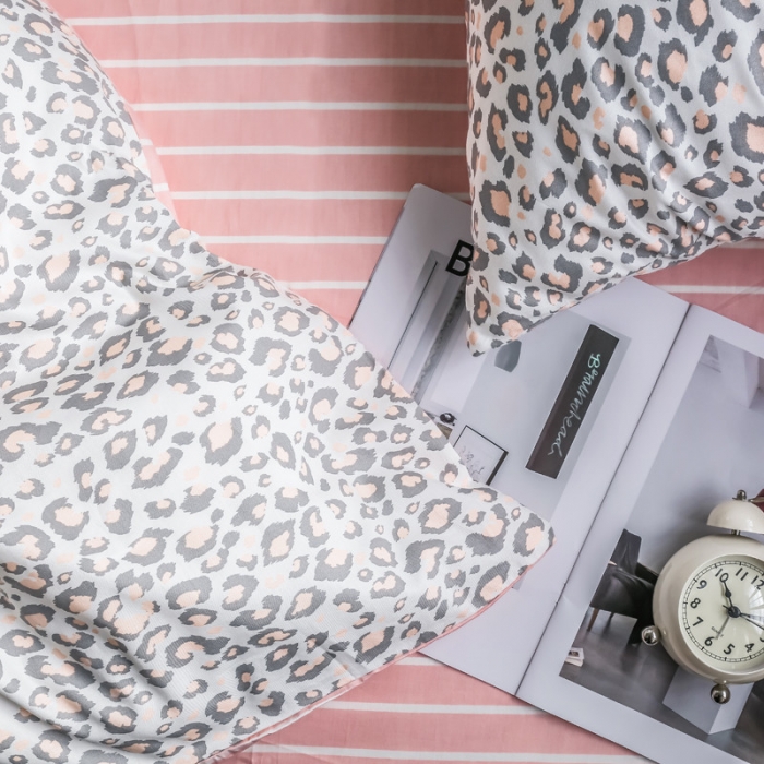 91家纺网 家纺一手货源 找家纺 怡家居 2019全棉斜纹印花小清新四件套 模拍图 豹纹-粉