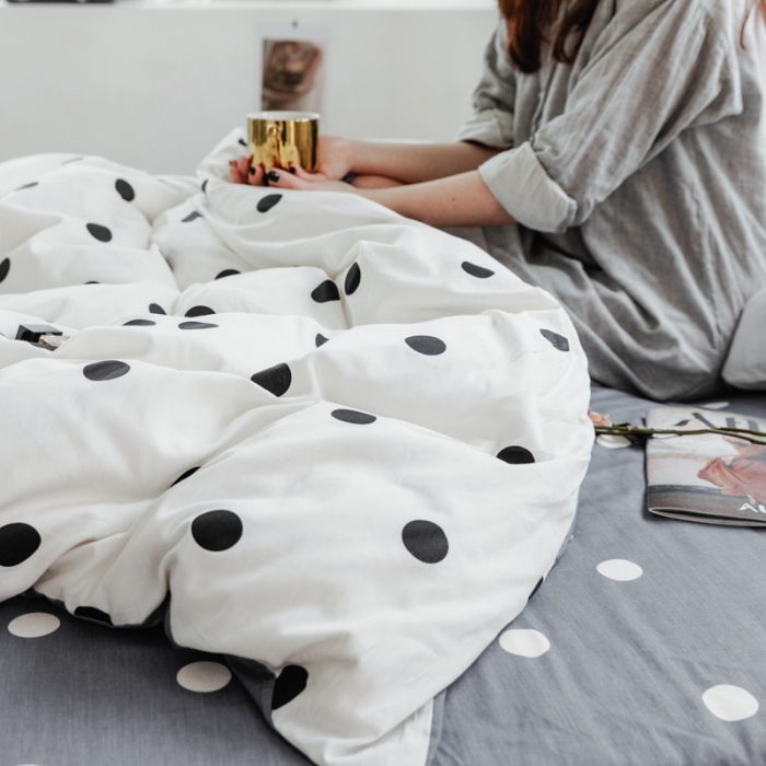 91家纺网 家纺一手货源 找家纺 怡家居 2019全棉斜纹印花小清新四件套 模拍图 波点