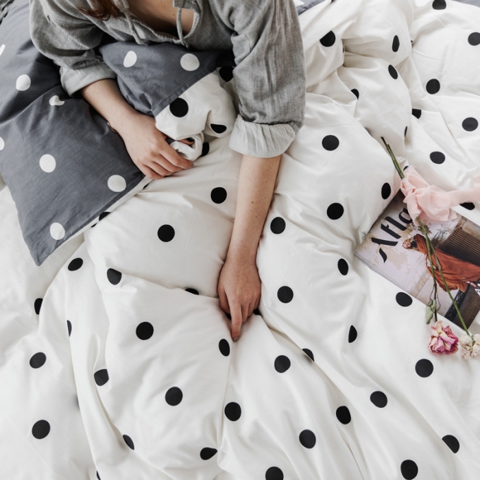 91家纺网 家纺一手货源 找家纺 怡家居 2019全棉斜纹印花小清新四件套 模拍图 波点