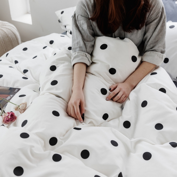 91家纺网 家纺一手货源 找家纺 怡家居 2019全棉斜纹印花小清新四件套 模拍图 波点