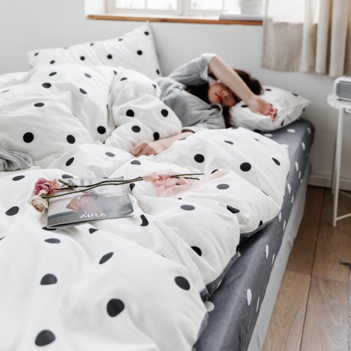 91家纺网 家纺一手货源 找家纺 怡家居 2019全棉斜纹印花小清新四件套 模拍图 波点