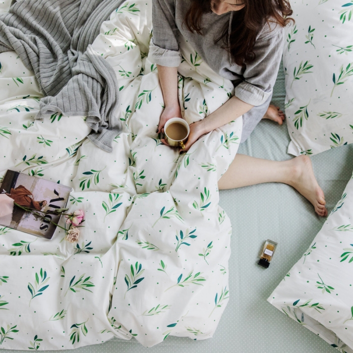 91家纺网 家纺一手货源 找家纺 怡家居 2019全棉斜纹印花小清新四件套 模拍图 抹绿