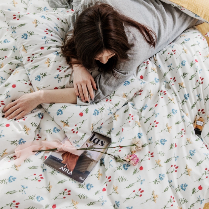 91家纺网 家纺一手货源 找家纺 怡家居 2019全棉斜纹印花小清新四件套 模拍图 踏青