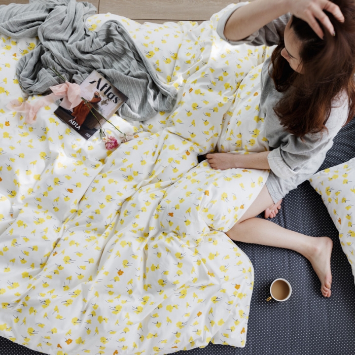 91家纺网 家纺一手货源 找家纺 怡家居 2019全棉斜纹印花小清新四件套 模拍图 向阳