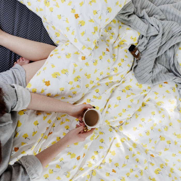 91家纺网 家纺一手货源 找家纺 怡家居 2019全棉斜纹印花小清新四件套 模拍图 向阳