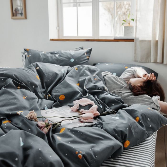 91家纺网 家纺一手货源 找家纺 怡家居 2019全棉斜纹印花小清新四件套 模拍图 星空