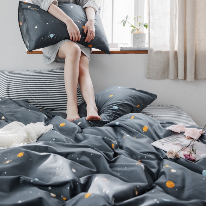 91家纺网 家纺一手货源 找家纺 怡家居 2019全棉斜纹印花小清新四件套 模拍图 星空