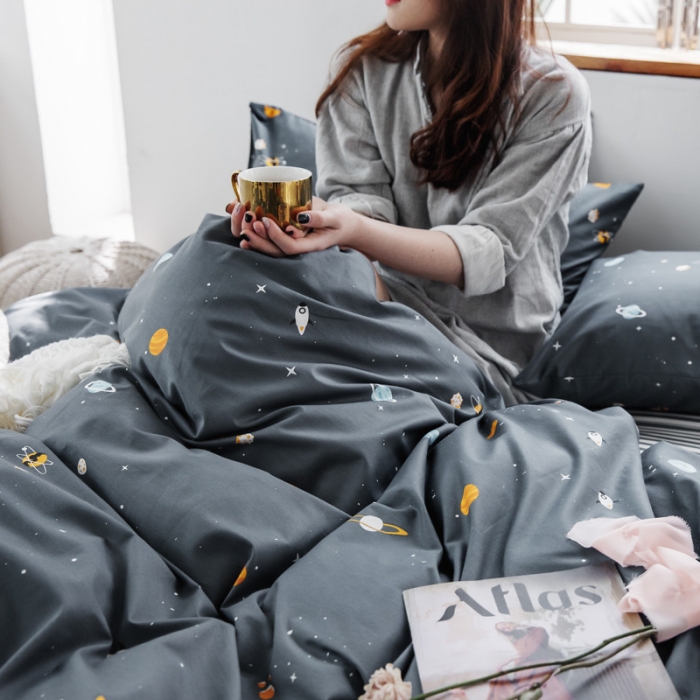 91家纺网 家纺一手货源 找家纺 怡家居 2019全棉斜纹印花小清新四件套 模拍图 星空