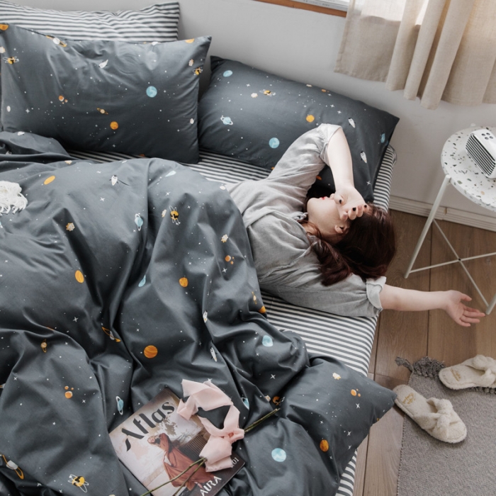 91家纺网 家纺一手货源 找家纺 怡家居 2019全棉斜纹印花小清新四件套 模拍图 星空