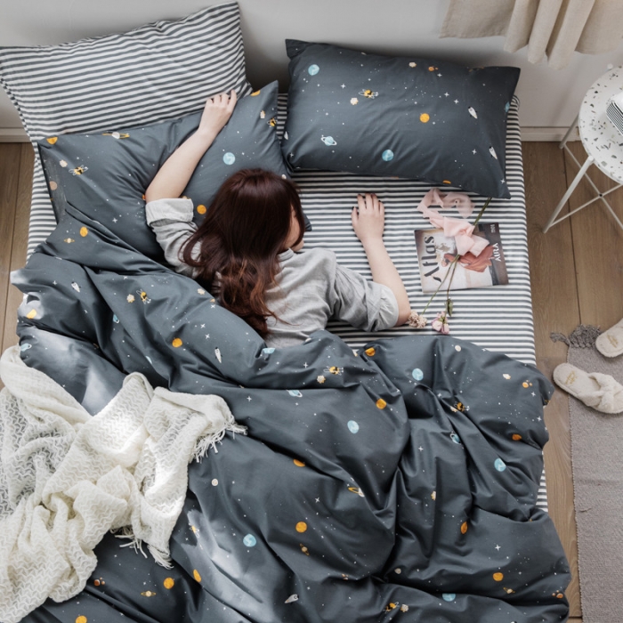 91家纺网 家纺一手货源 找家纺 怡家居 2019全棉斜纹印花小清新四件套 模拍图 星空