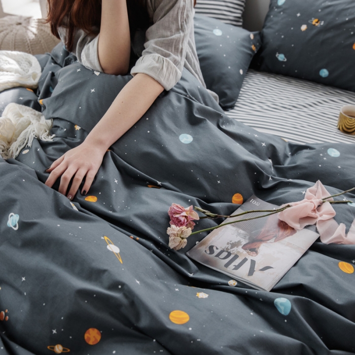 91家纺网 家纺一手货源 找家纺 怡家居 2019全棉斜纹印花小清新四件套 模拍图 星空