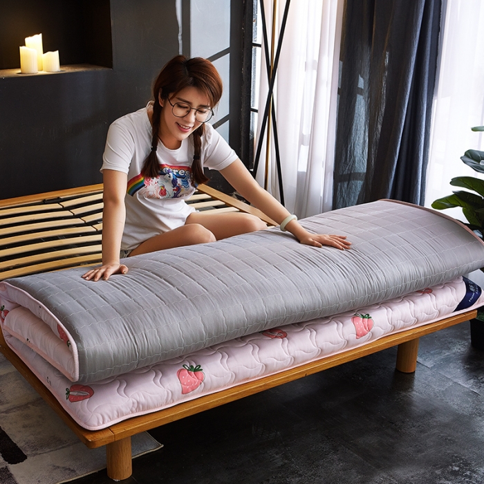 91家纺网 家纺一手货源 找家纺 寐珂家纺 2025新款水洗棉床垫 甜心草莓