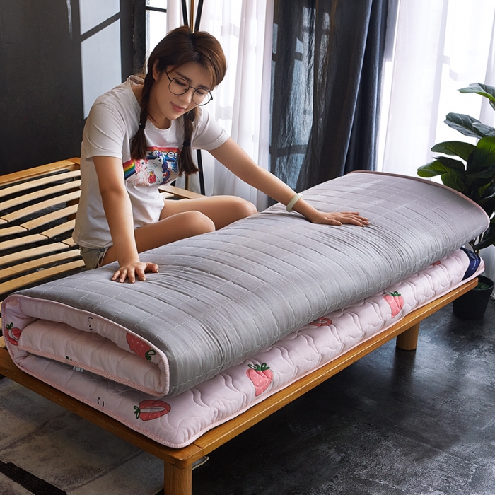 91家纺网 家纺一手货源 找家纺 寐珂家纺 新款水洗棉双人床垫 甜心草莓