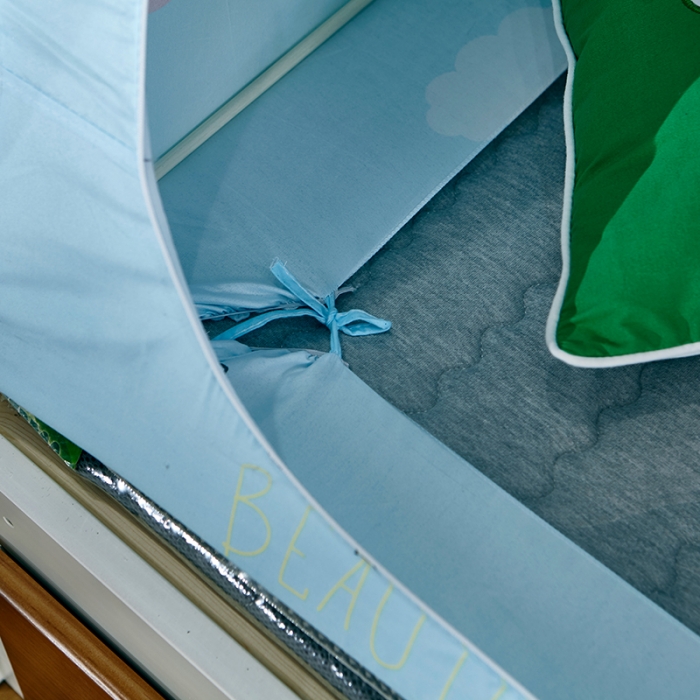 91家纺网 家纺一手货源 找家纺 迪凡保罗 5807遮光帘子母床拉链蚊-不锈钢支架 云朵