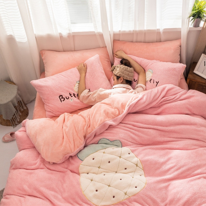 91家纺网 家纺一手货源 找家纺  朗莎家纺 2019新款羊羔绒贴布绣四件套 菠萝玉色