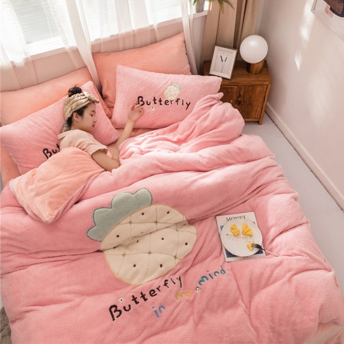 91家纺网 家纺一手货源 找家纺  朗莎家纺 2019新款羊羔绒贴布绣四件套 菠萝玉色