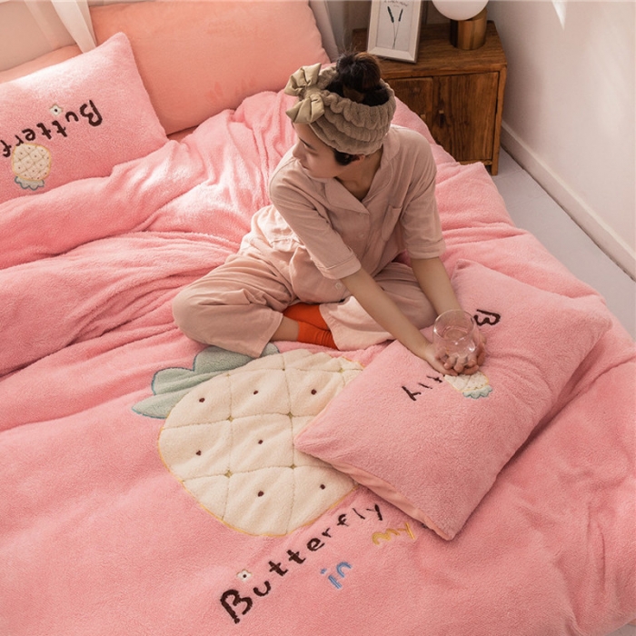 91家纺网 家纺一手货源 找家纺  朗莎家纺 2019新款羊羔绒贴布绣四件套 菠萝玉色