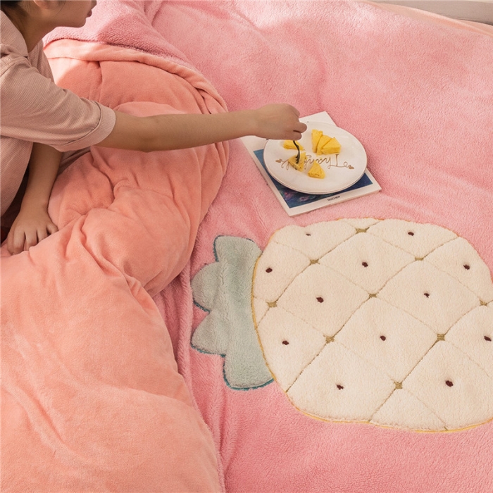 91家纺网 家纺一手货源 找家纺  朗莎家纺 2019新款羊羔绒贴布绣四件套 菠萝玉色