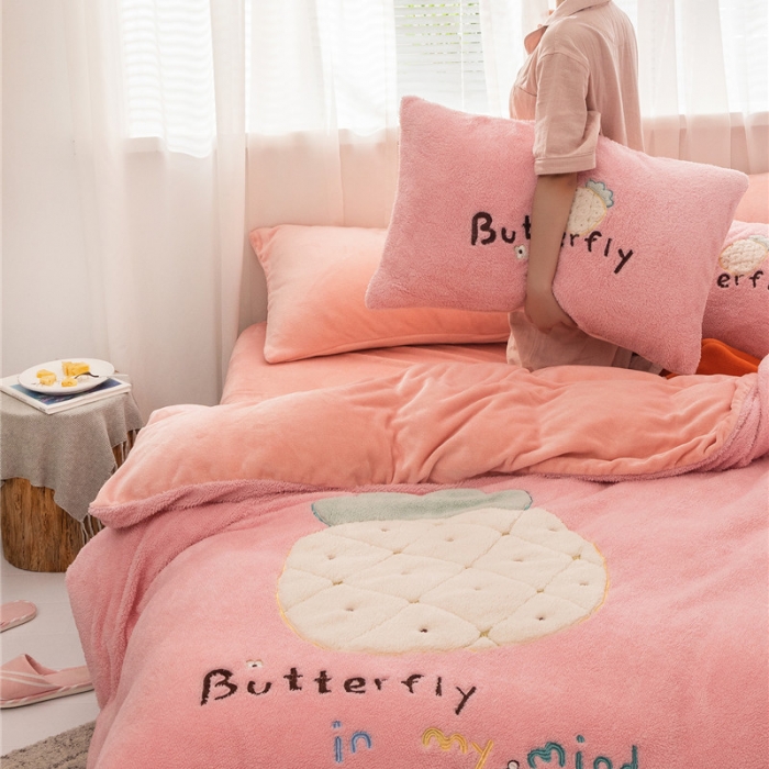 91家纺网 家纺一手货源 找家纺  朗莎家纺 2019新款羊羔绒贴布绣四件套 菠萝玉色