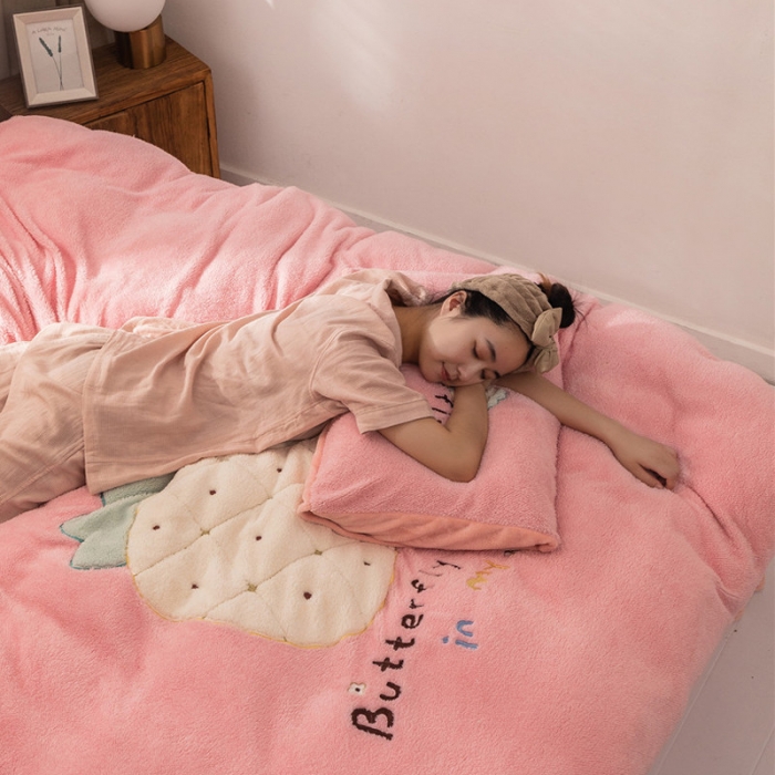 91家纺网 家纺一手货源 找家纺  朗莎家纺 2019新款羊羔绒贴布绣四件套 菠萝玉色