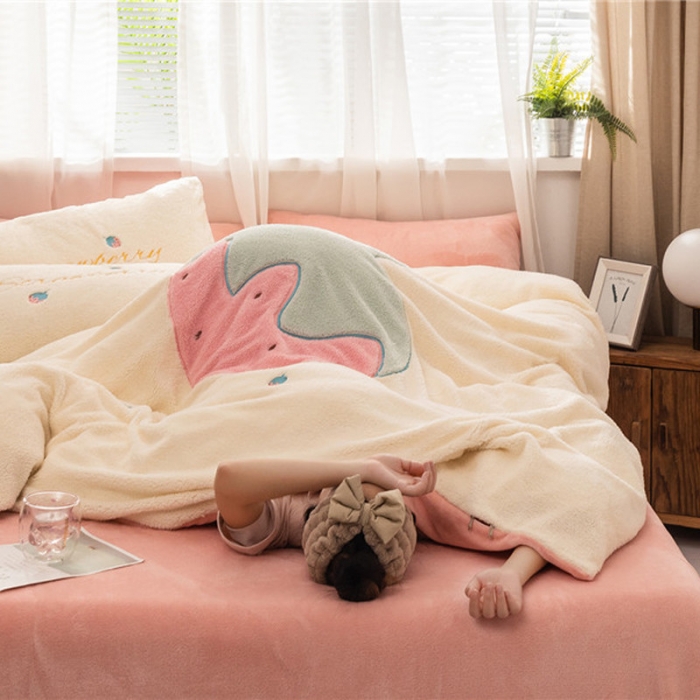 91家纺网 家纺一手货源 找家纺  朗莎家纺 2019新款羊羔绒贴布绣四件套 草莓奶白