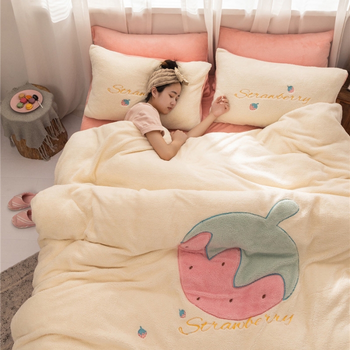 91家纺网 家纺一手货源 找家纺  朗莎家纺 2019新款羊羔绒贴布绣四件套 草莓奶白