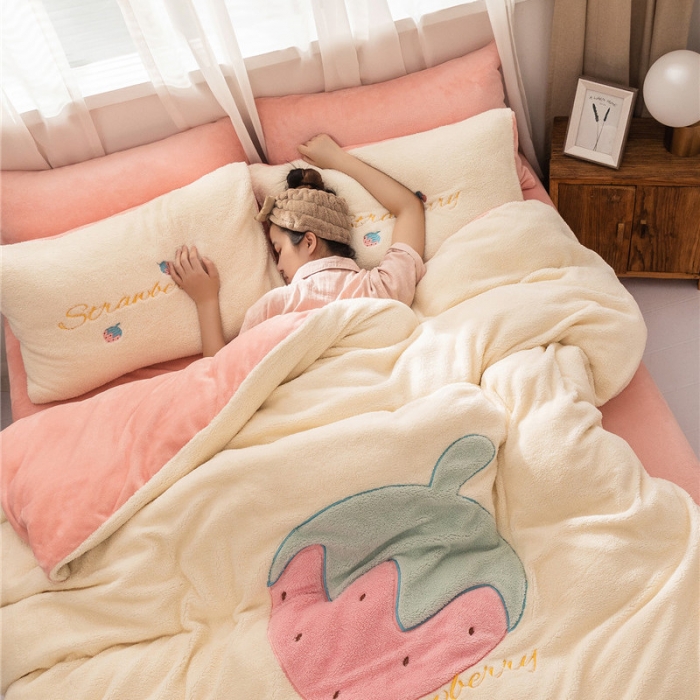 91家纺网 家纺一手货源 找家纺  朗莎家纺 2019新款羊羔绒贴布绣四件套 草莓奶白