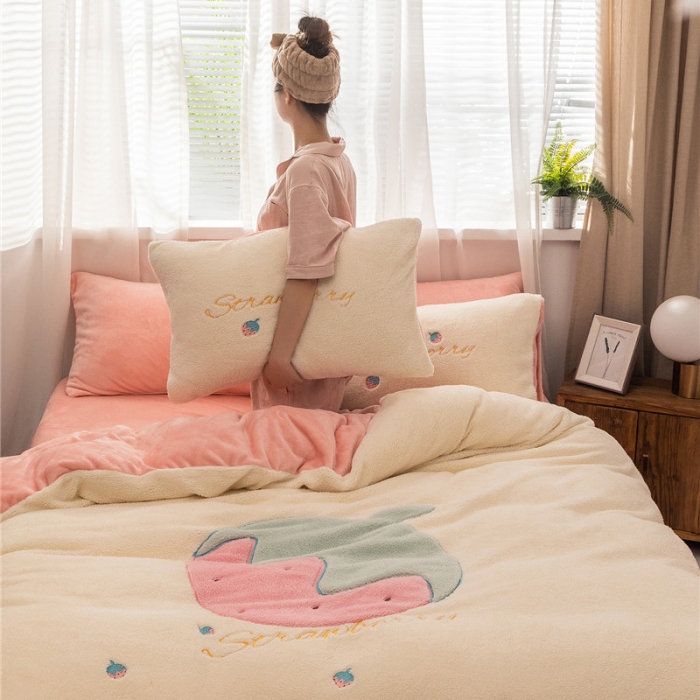 91家纺网 家纺一手货源 找家纺  朗莎家纺 2019新款羊羔绒贴布绣四件套 草莓奶白