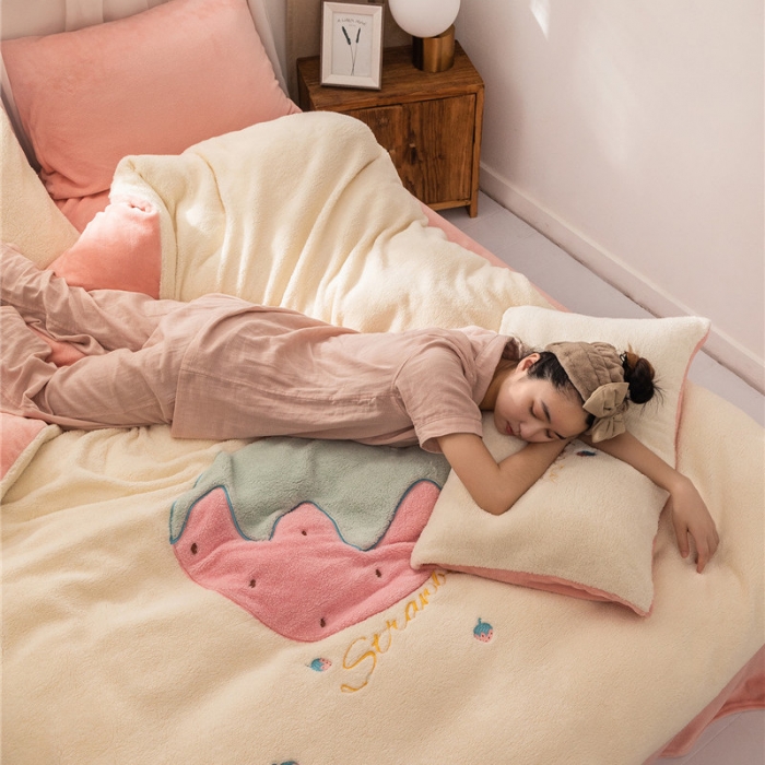 91家纺网 家纺一手货源 找家纺  朗莎家纺 2019新款羊羔绒贴布绣四件套 草莓奶白